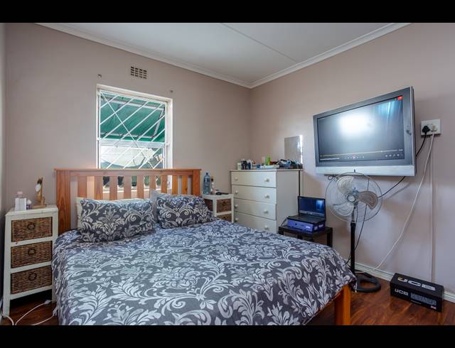 2 BEDROOM FLAT SOLD IN LANSDOWNE